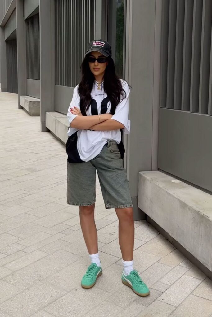Mulher jovem e magra usando bermuda jeans.
