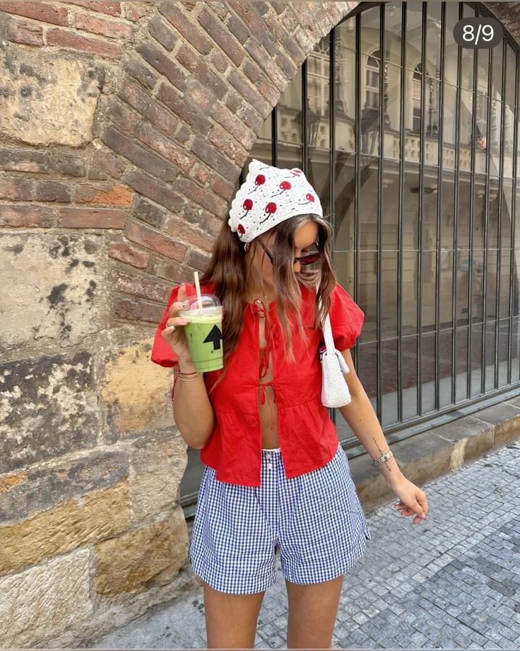 Mulher jovem e magra com look de verão.
