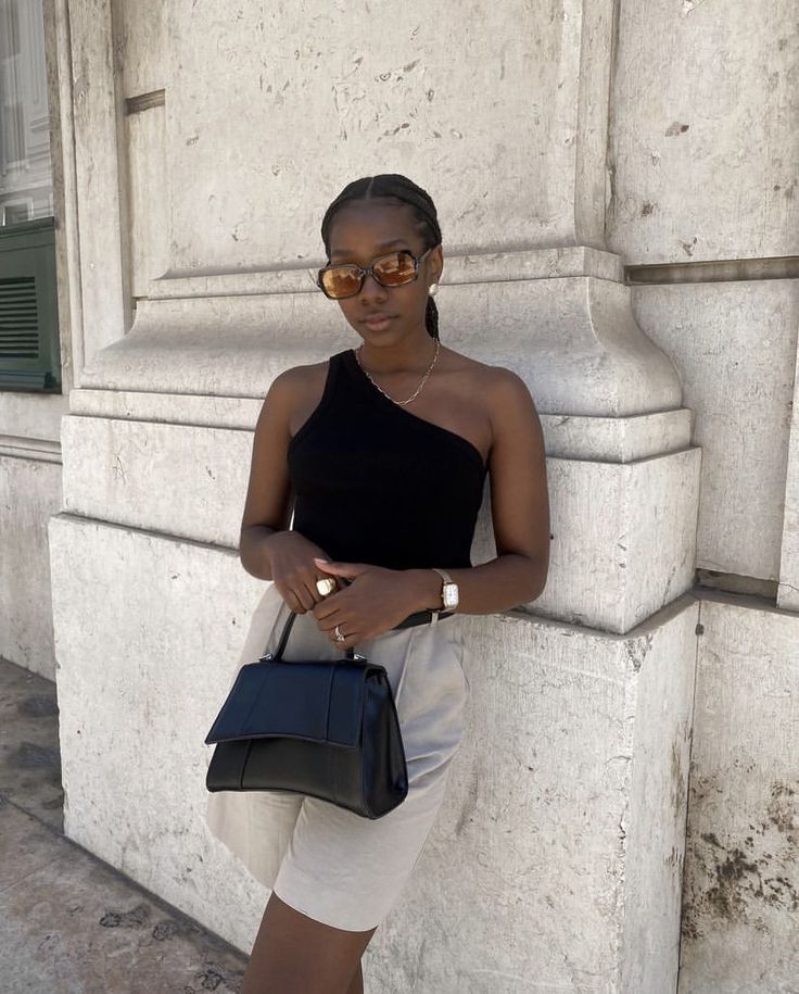 Mulher jovem e magra com blusa de uma alça