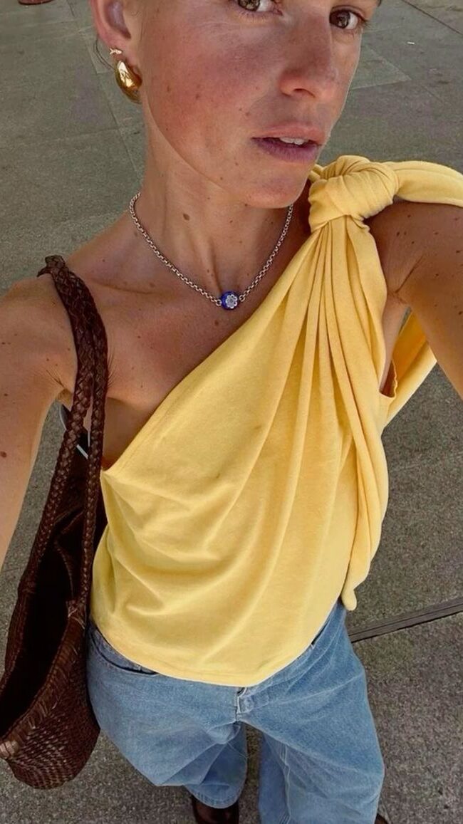 mulher jovem com blusa de um ombro só