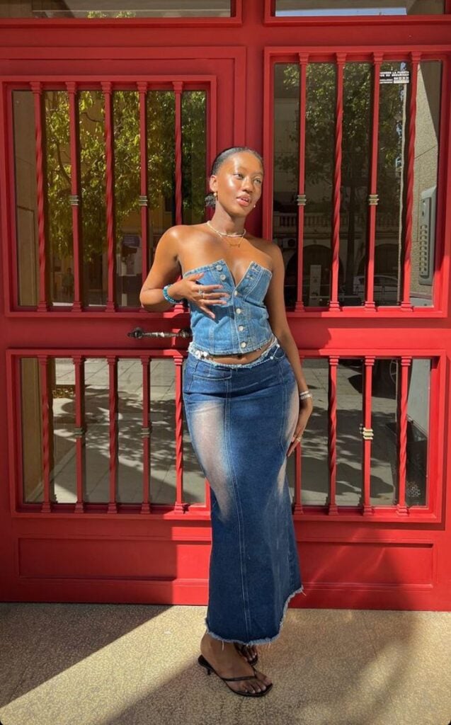 Mulher jovem com look all jeans