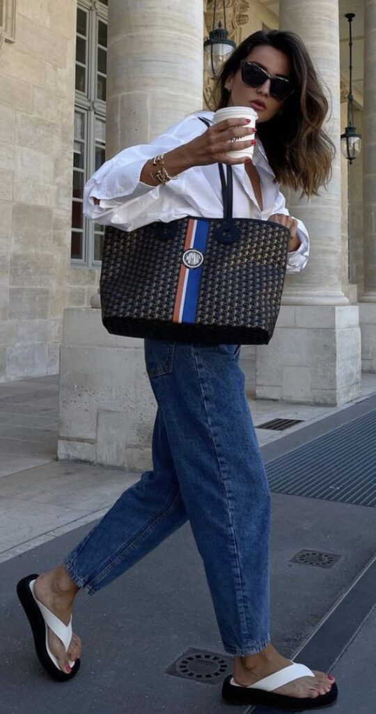 Mulher jovem e magra com look com chinelo plataforma