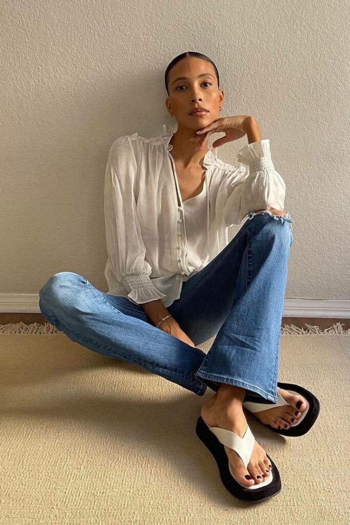 Mulher jovem e magra com look com chinelo plataforma