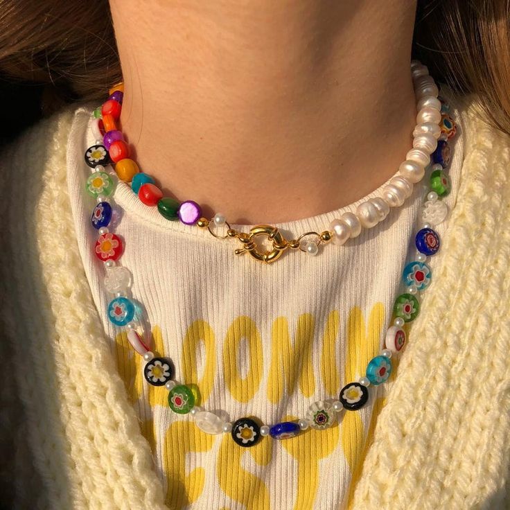 Mulher jovem e branca com colar de miçangas