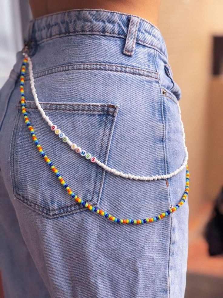Calça jeans com corrente de miçangas
