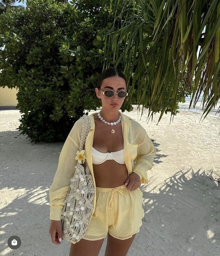 Mulher jovem com conjunto de praia amarelo