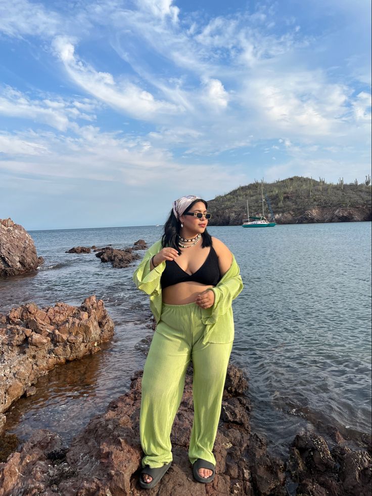 mulher jovem midsize com conjunto verde.