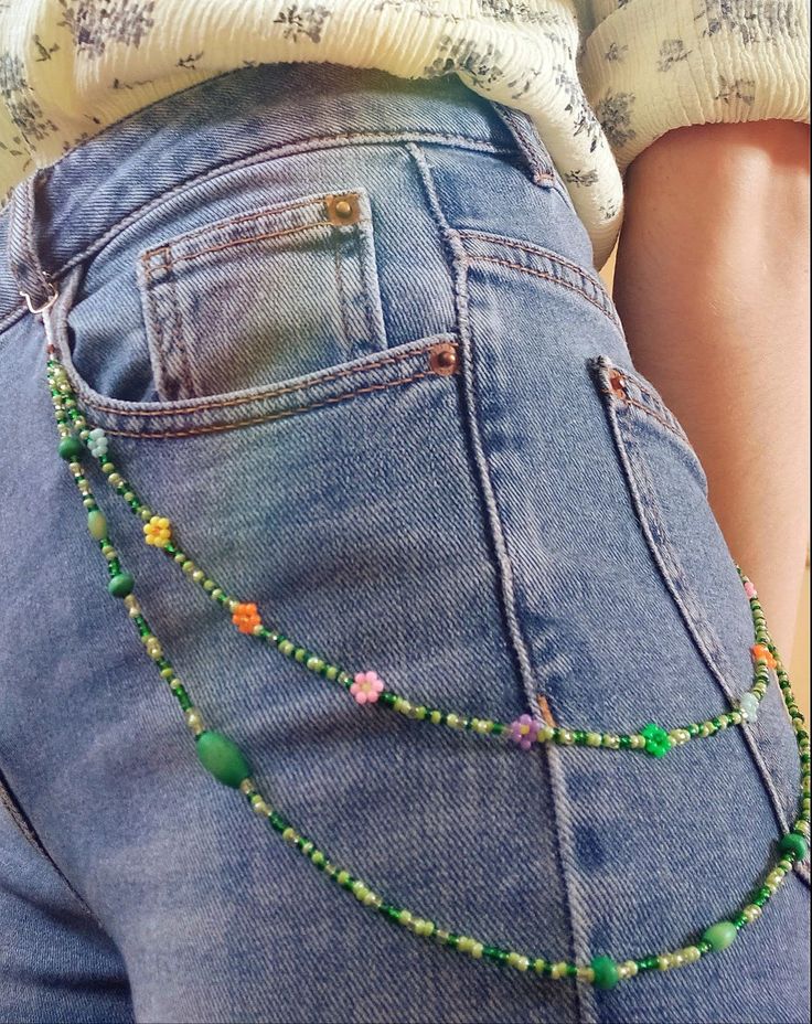Calça jeans com corrente de miçangas
