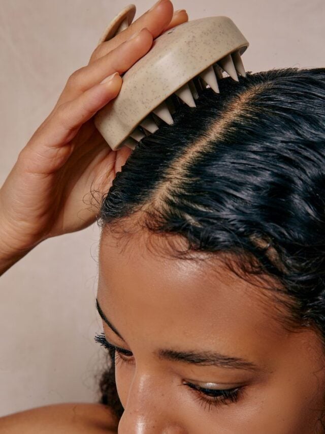 Mulher jovem penteando o cabelo no banho