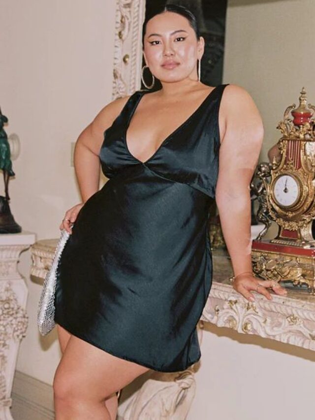 Look com vestido preto de cetim