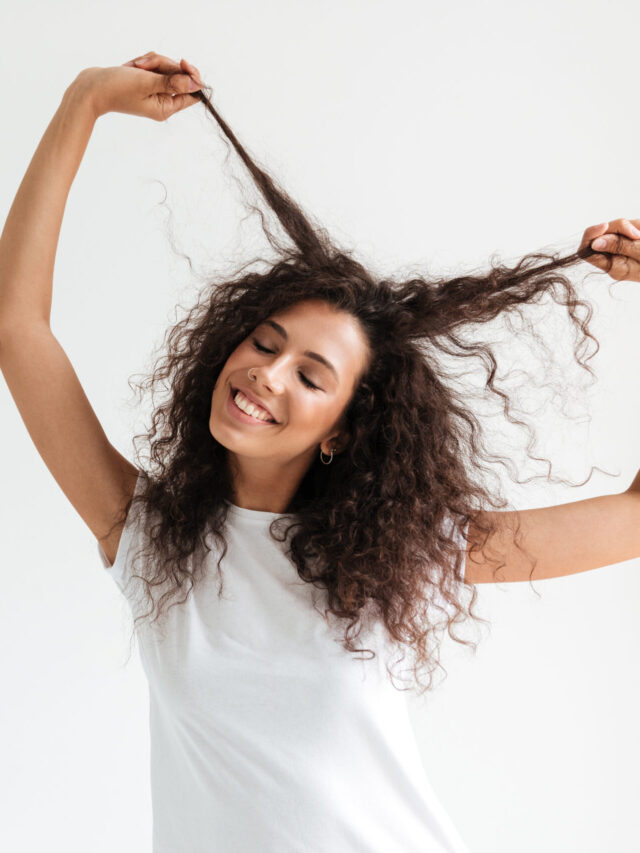 Mulher com cabelo com frizz
