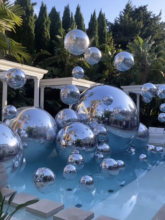 Decoração de Ano-Novo com balões na piscina
