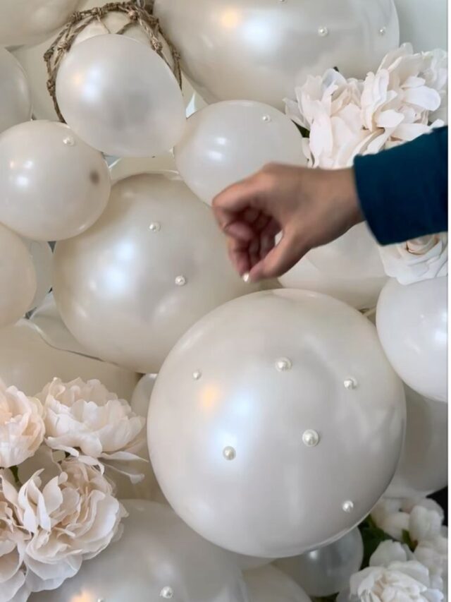 Decoração de balões com pérolas para o Ano-Novo