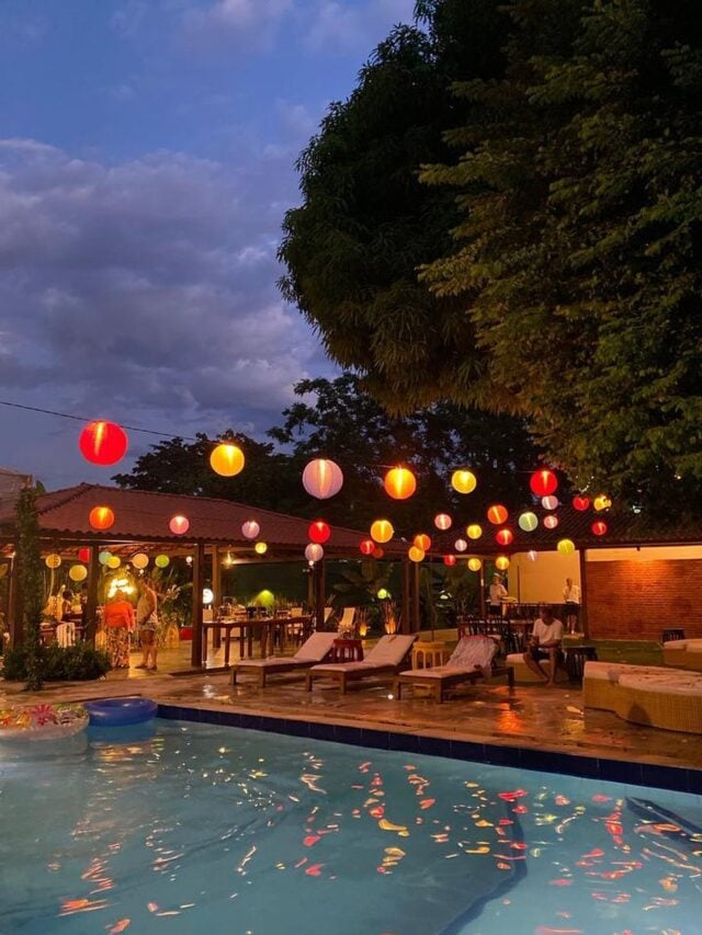 Festa na piscina com decoração de luzes para o Ano-Novo