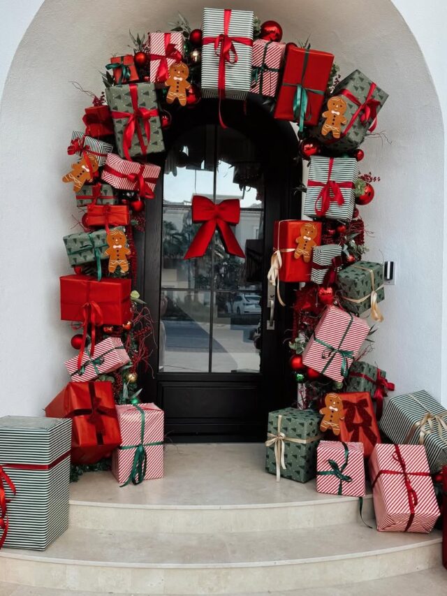 Decoração de porta de Natal com presentes e laço
