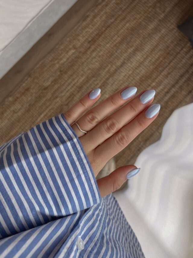 Mão de pele clara, com unha amendoada pale blue
