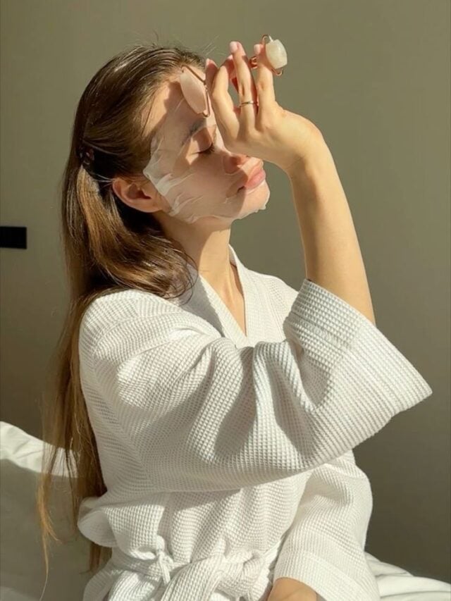 mulher jovem de pele clara fazendo skincare