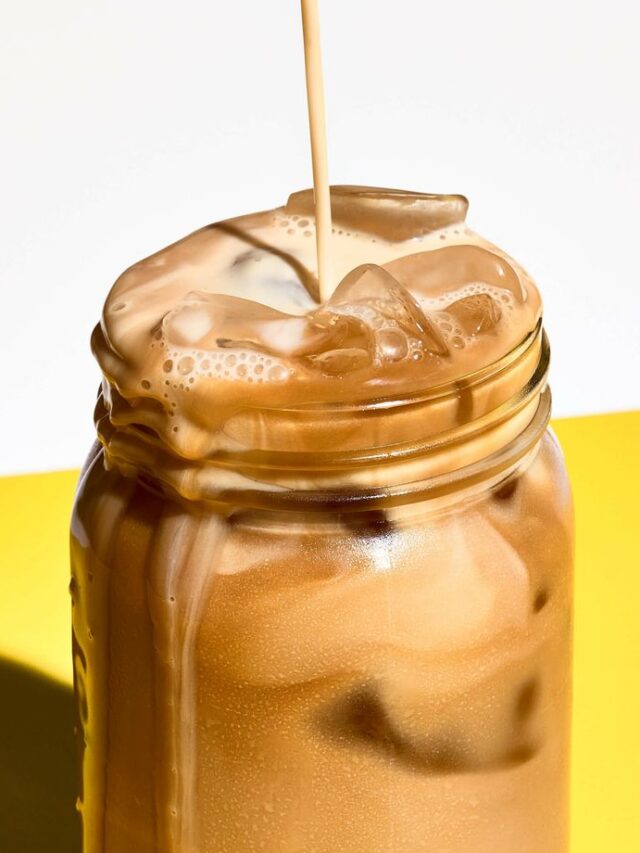 café com refrigerante e leite de amêndoas