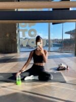 Mulher jovem e magra praticando exercício físico