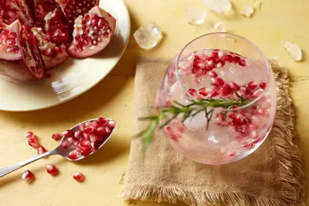 Drink de gim fizz com romã