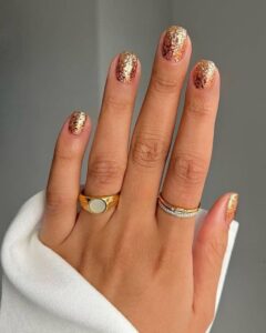 Unha com glitter dourado
