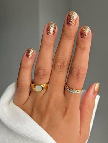 Unha com glitter dourado