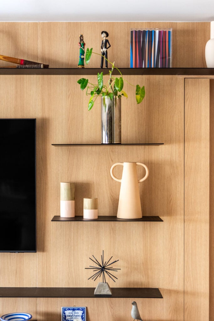 Prateleiras com itens decorativos