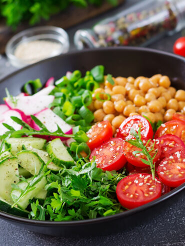 Balde de salada saudável com tomate, rabanete, pepino, tempero verde e grão de bico