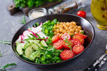 Balde de salada saudável com tomate, rabanete, pepino, tempero verde e grão de bico