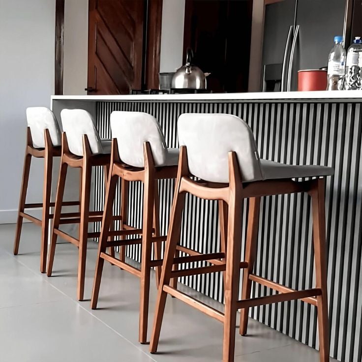 Bancada com painel ripado cinza e banquinhos de madeira com assento em off-white
