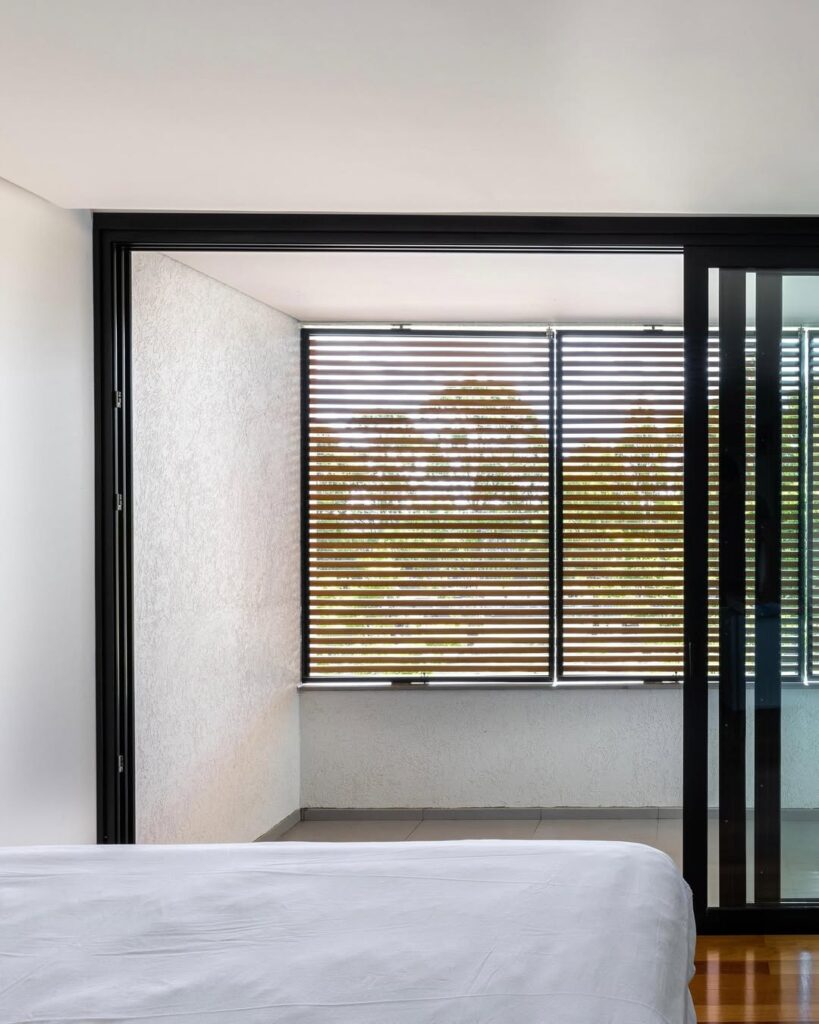 Fachada com brise-soleil