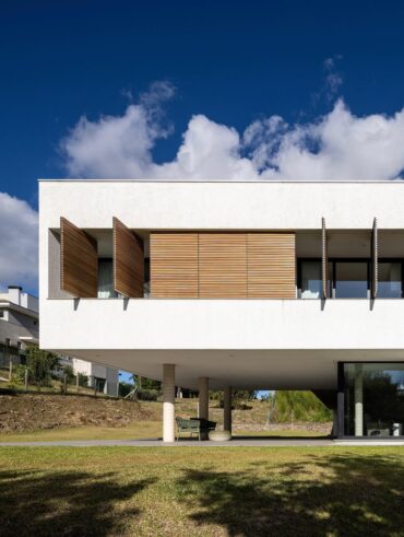 Fachada com brise-soleil