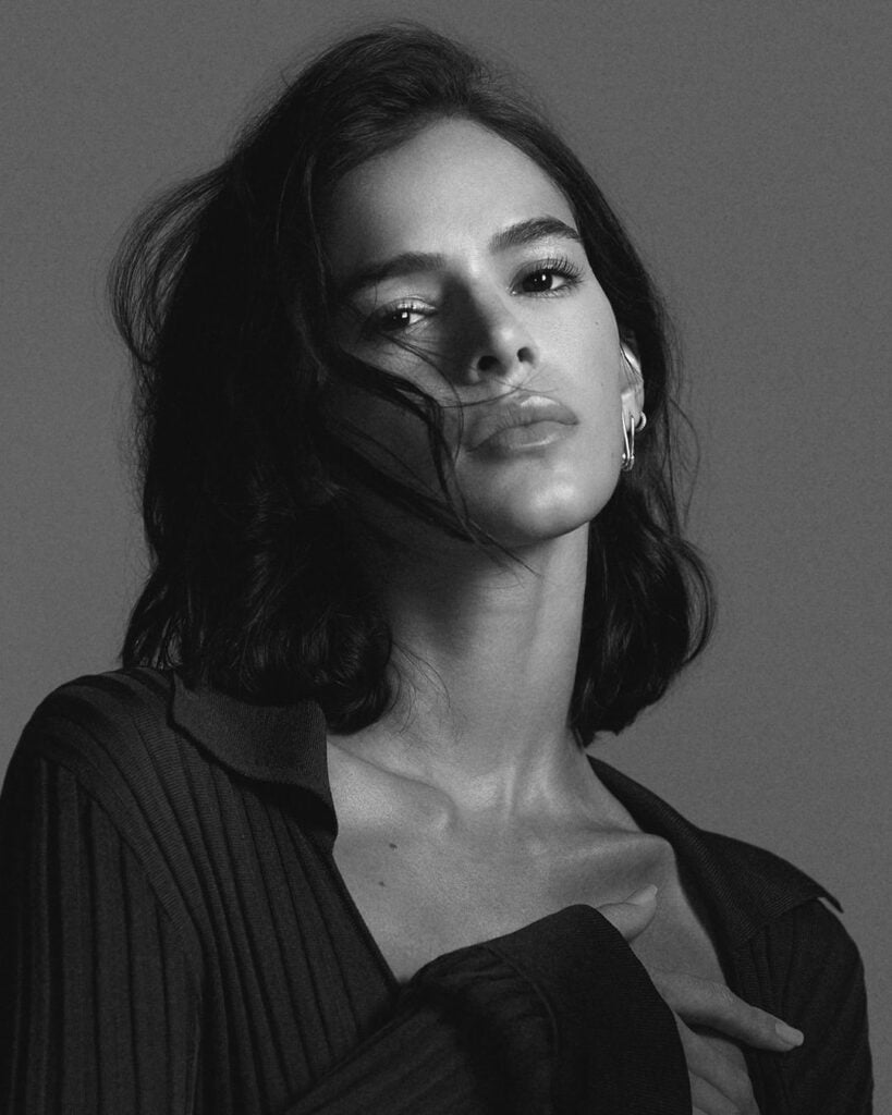 Bruna Marquezine, com roupa canelada e cabelo solto