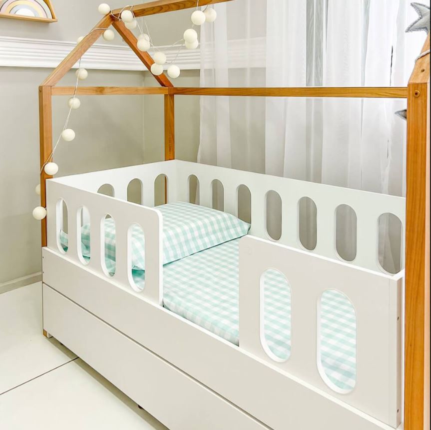 Quarto de bebê com cama montessoriana