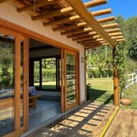 Casa rústica e com estrutura de alvenaria e madeira