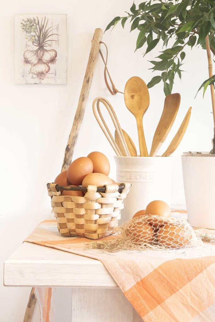 Mesa com cesto de palha com ovos