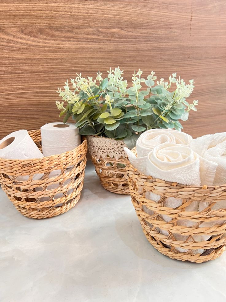Cestos de palha com toalhas e papel higiênico