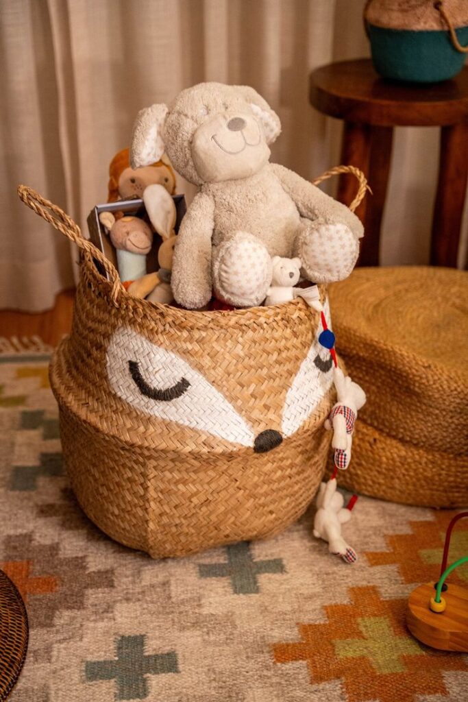 Cesto de palha com brinquedos dentro