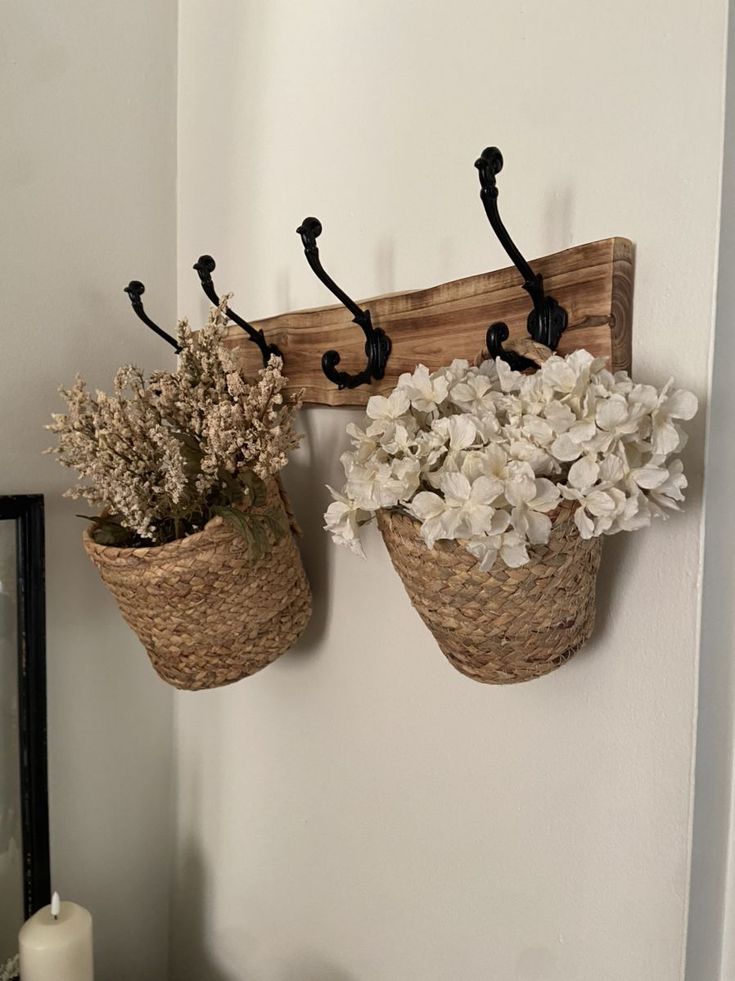cestos organizadores com flores secas pendurados na parede