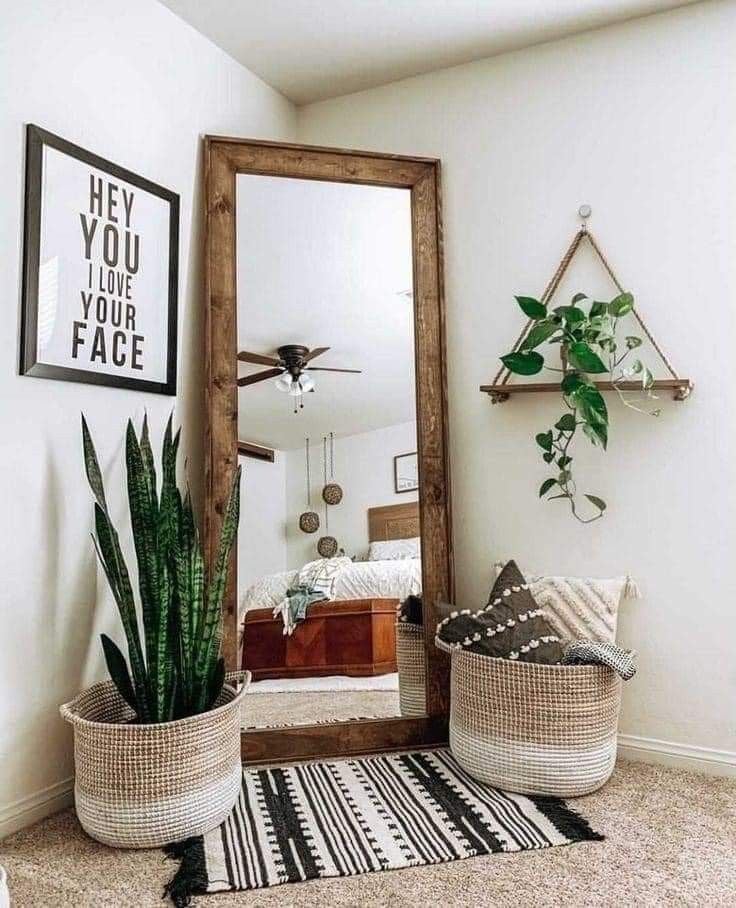 Quarto com espelho decorativo e cestos de tecido