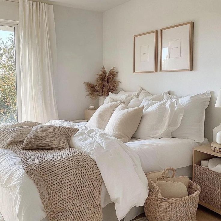 Quarto em tons claros com cesto organizador de vime