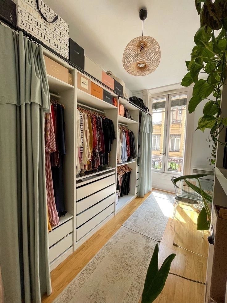 Closet branco com espaço para cabides e gavetas