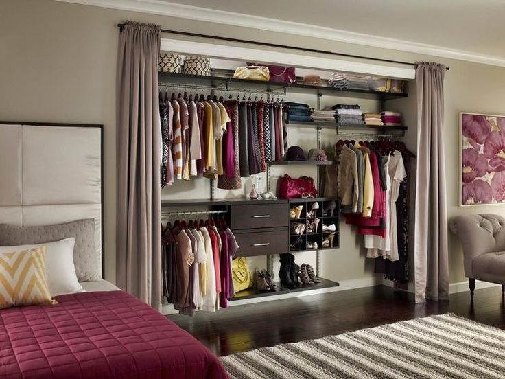 Quarto com closet com prateleiras, cabideiro e cortina em tom de lilás
