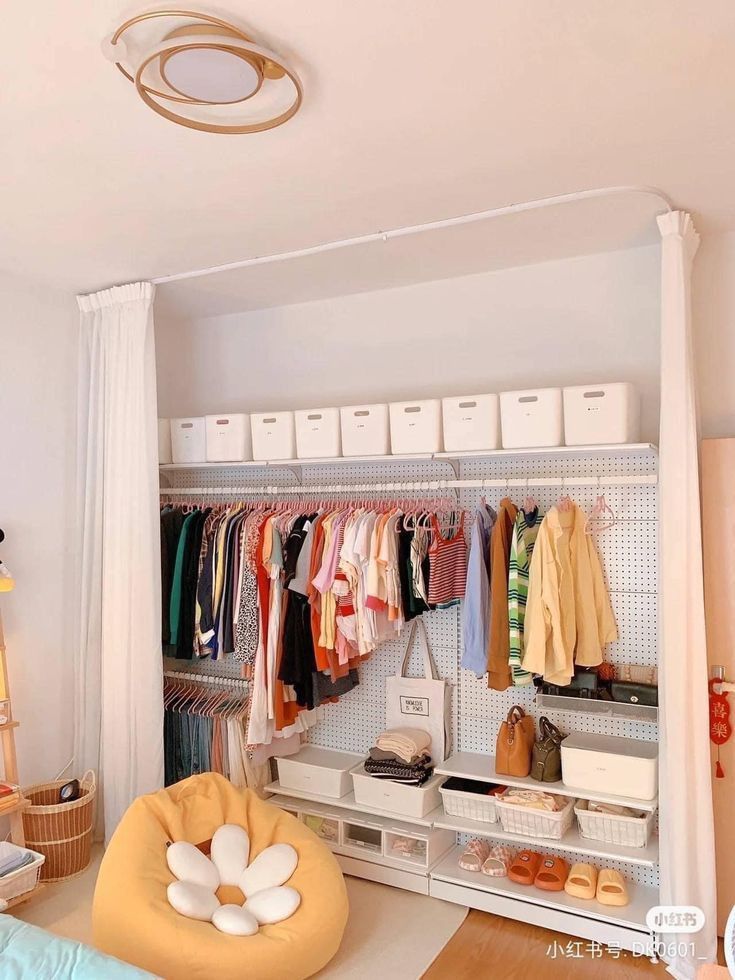 Quarto branco com closet com arara e prateleiras