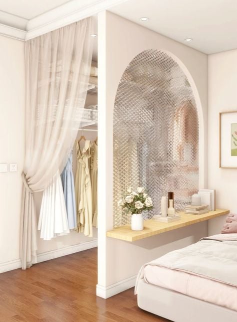 Quarto com closet com cortina