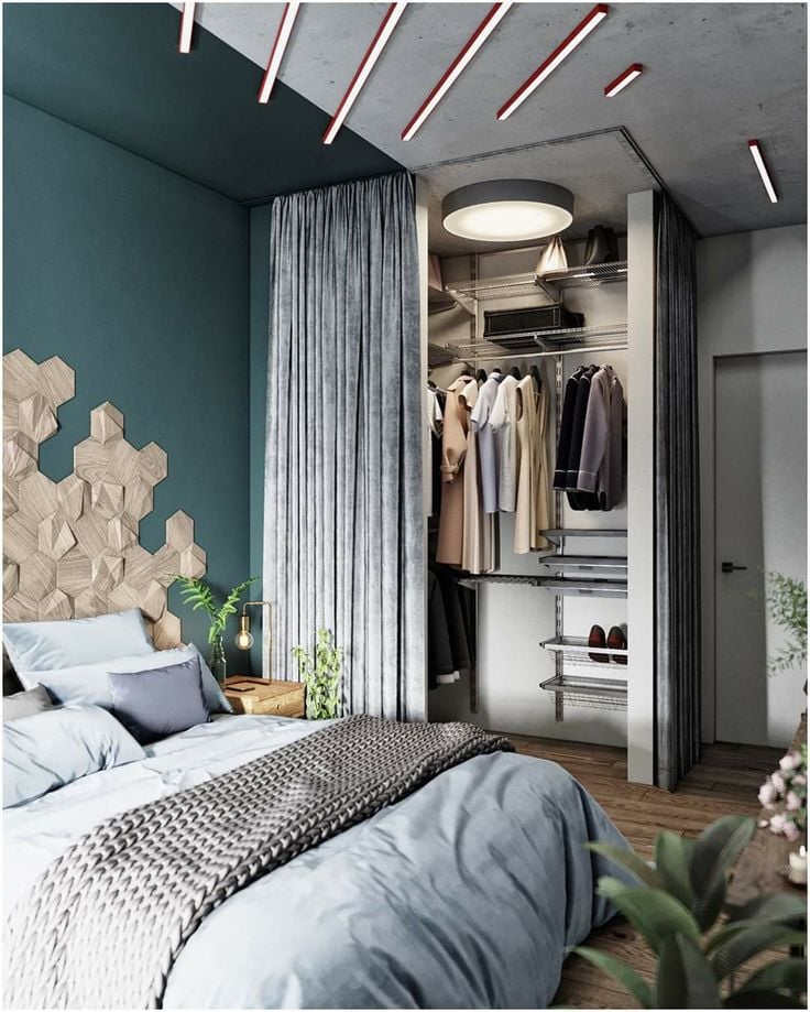 Quarto com parede verde-escura e closet com cortina cinza