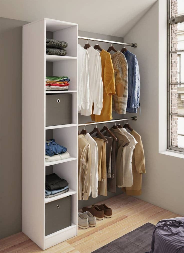Closet pequeno com nichos brancos e cabides