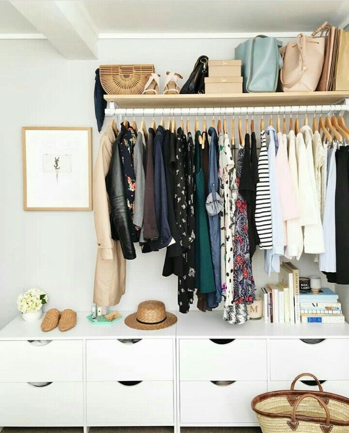 Closet pequeno com gavetas e cabideiros
