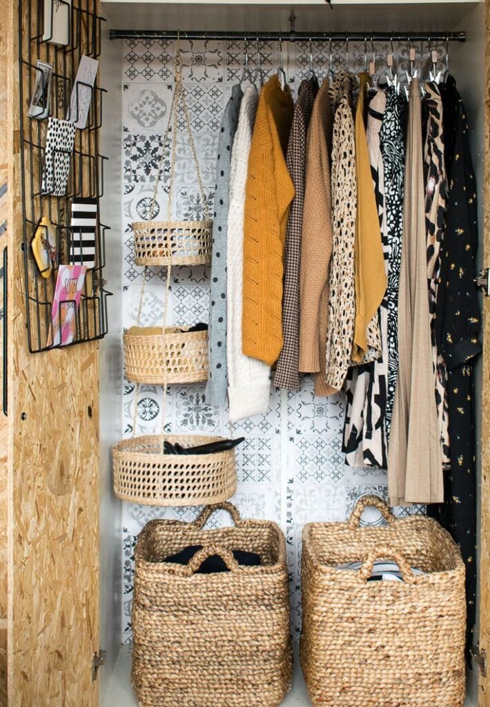 Closet pequeno com cestos organizadores