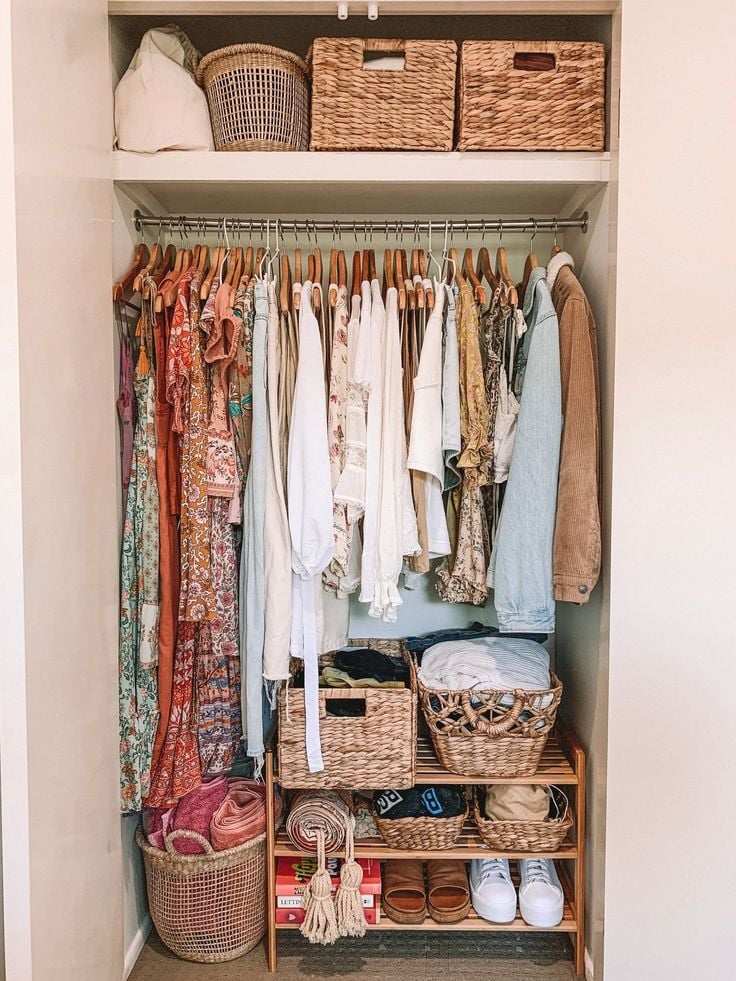 Closet com cestos organizadores